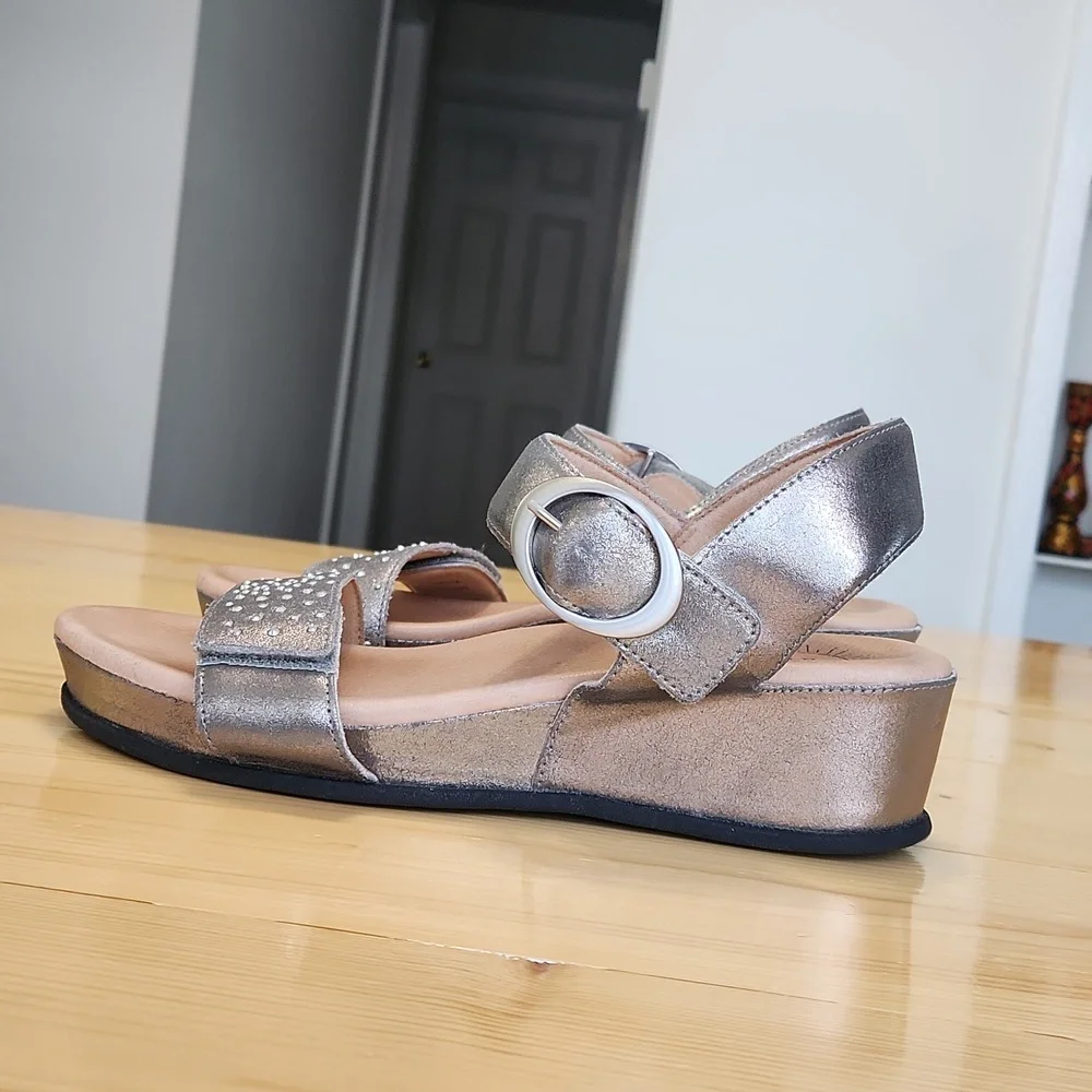 Brioso Huntley Sandals Comfort Metallic Covered Wedge in Pewter Size 9.5 - Picture 3 of 17